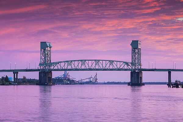 USA, North Carolina, Wilmington, Cape Fear Memorial Bridge