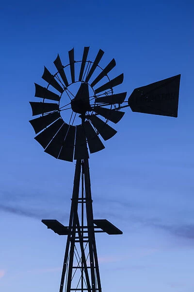 USA, Oklahoma, Elk City, vintage farm windmills