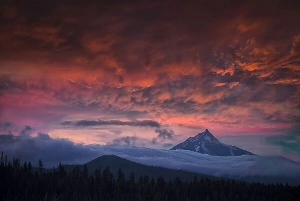USA, Oregon Central Cascades mountains, Mount Jefferson at sunset