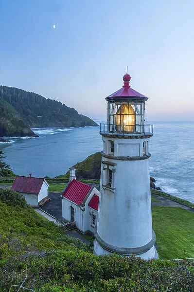 USA, Oregon Coast, Oregon, Lane County. Yachats, Heceta Head Light