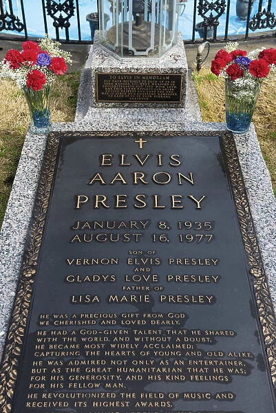 USA, Tennessee, Memphis, Elvis Presleys grave at Graceland