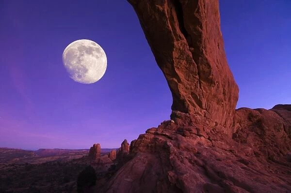 USA, Utah, Arches National Park, North Arch (Moon enlarged but correct position