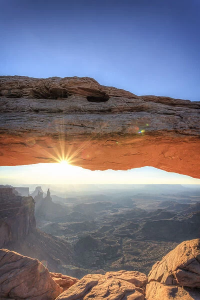 USA, Utah, Canyonlands National Park, Island in the Sky district, Mesa Arch