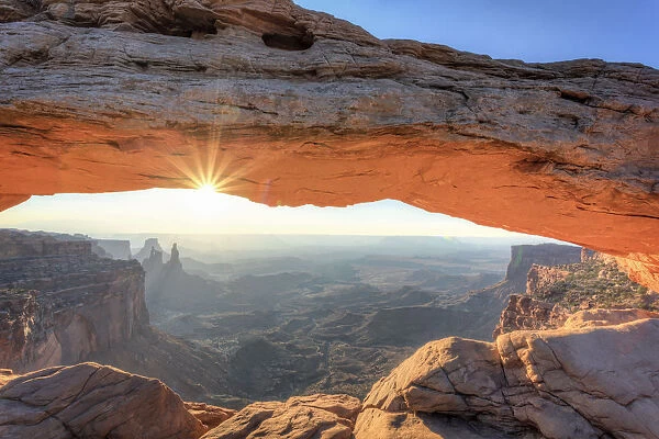 USA, Utah, Canyonlands National Park, Island in the Sky district, Mesa Arch