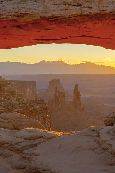 USA, Utah, Canyonlands National Park, Island in the Sky District, Mesa Arch, Sunrise