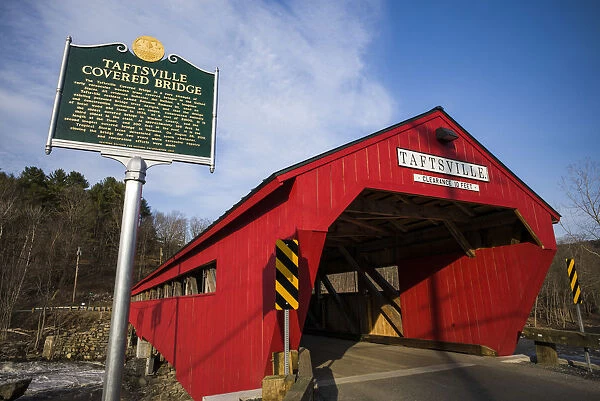 USA, Vermont, Taftsville, Taftsville Covered Bridge over the Ottauquechee River