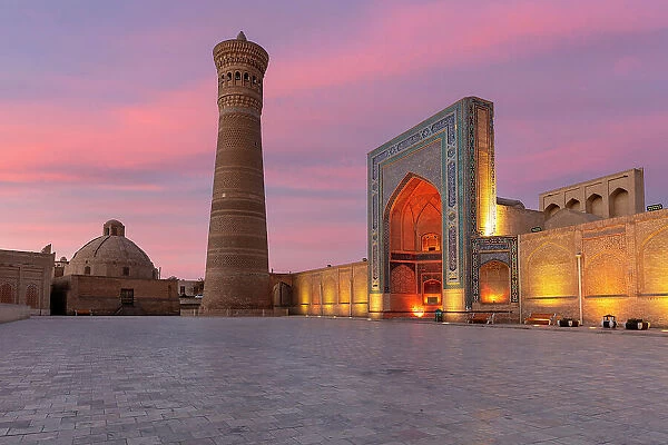 Uzbekistan, Bukhara, Po-i-Kalyan, Kalon Mosque illuminated at sunset
