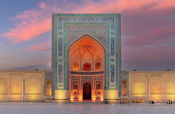 Uzbekistan, Bukhara, Po-i-Kalyan, Kalon Mosque illuminated at sunset