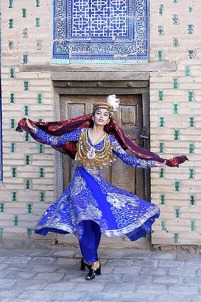 Uzbekistan, Khiva, Harem of the Tash Kauli complex, an Uzbek woman dressed in traditional costume dances