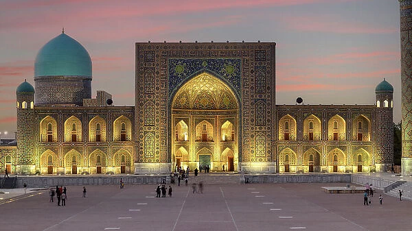 Uzbekistan, Samarkand, Registan square, Tilya-Kori Madrasah lit up at night