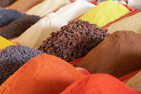 Uzbekistan, Tashkent, Chorsu bazaar, colourful spices on display