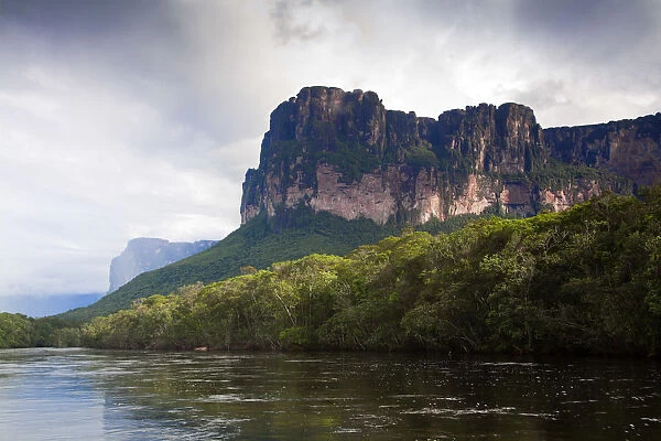 Venezuela, Guayana, Canaima National Park, Scenery on boat trip to Angel Falls