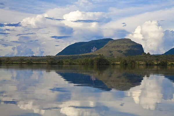 Venezuela, Guayana, Canaima National Park, Scenery on boat trip to Angel Falls