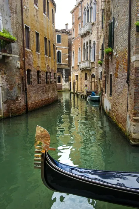 Framed Print : Venice, Veneto, Italy. Gondola sailing through a street canal Framed Print : Venice, Veneto, Italy. Gondola sailing through a street canal