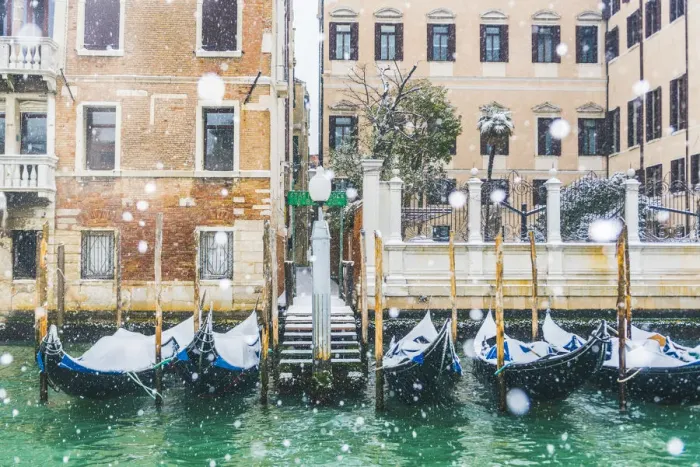 Framed Print : Venice, Veneto, Italy. Snowfall over moored gondolas along the Grand Canal (Canal Grande) Framed Print : Venice, Veneto, Italy. Snowfall over moored gondolas along the Grand Canal (Canal Grande)