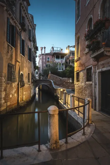 Framed Print : Venice, Veneto, Italy. Tiny alley in Dorsoduro at dusk Framed Print : Venice, Veneto, Italy. Tiny alley in Dorsoduro at dusk