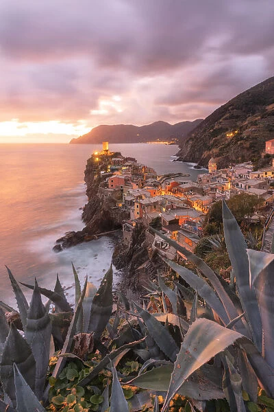 Vernazza, during sunset, UNESCO World Heritage Site, National Park of Cinque Terre