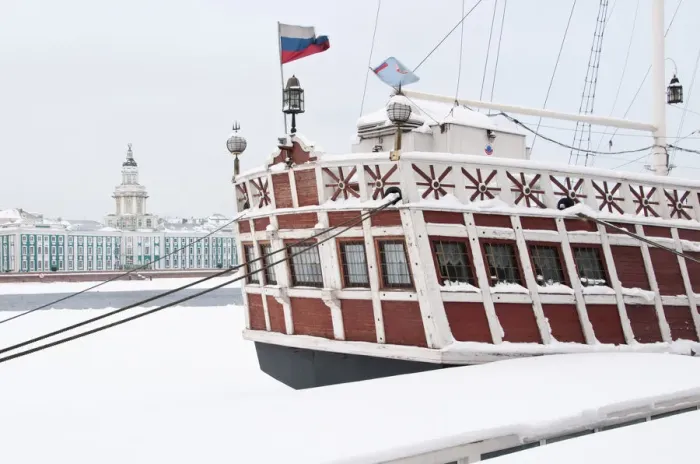Framed Print : Vessel on the Neva River with The Kunstkammer museum in the background, Saint Petersburg Framed Print : Vessel on the Neva River with The Kunstkammer museum in the background, Saint Petersburg