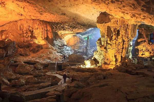 Vietnam, Halong Bay, Sung Sot Cave