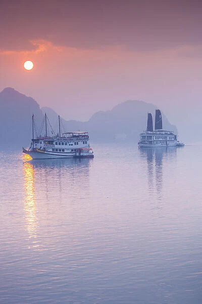 Vietnam, Halong Bay, tourist boats, sunrise
