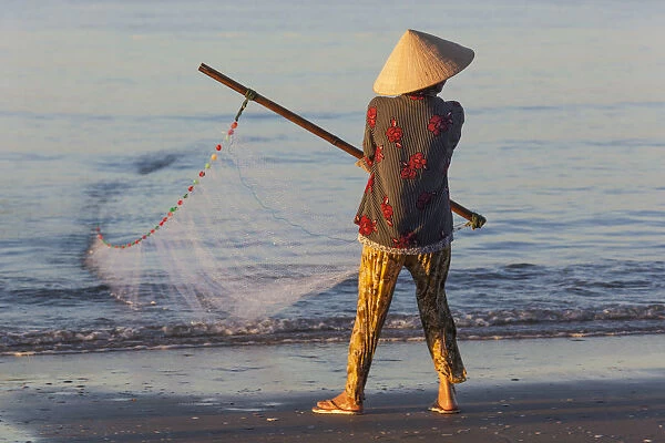 Vietnam, Mui Ne, Mui Ne Beach, Net Fisherwoman
