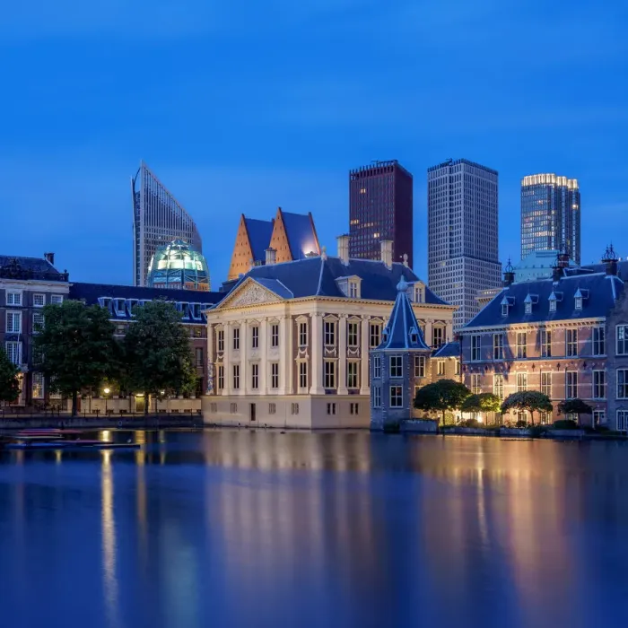 Framed Print : View over Hofvijver towards Mauritshuis Art Museum and City Center, twilight, The Hague Framed Print : View over Hofvijver towards Mauritshuis Art Museum and City Center, twilight, The Hague