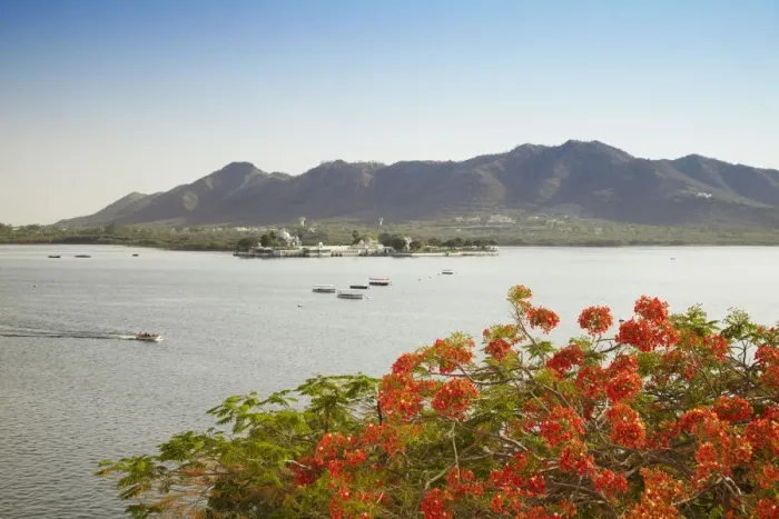 Framed Print : View across Lake Pichola to Jagmandir Island, Udaipur, Rajasthan, India Framed Print : View across Lake Pichola to Jagmandir Island, Udaipur, Rajasthan, India
