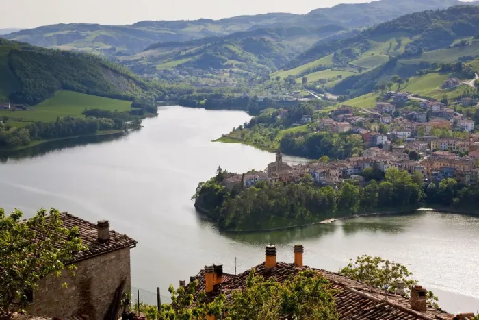 Framed Print : View over lake from Sassocorvaro village to Mercatale village, Marche, Italy Framed Print : View over lake from Sassocorvaro village to Mercatale village, Marche, Italy