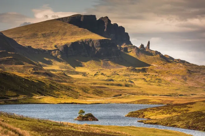 Framed Print : View from Loch Fada to the Old Man of Storr, Trotternish Peninsula, Isle of Skye