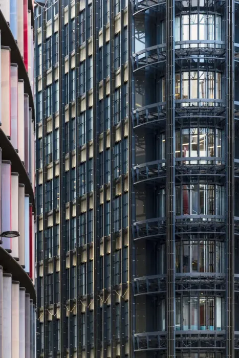Framed Print : View of the modern facade of 10 Fleet Place by Skidmore, Owings & Merrill LLP (SOM) Framed Print : View of the modern facade of 10 Fleet Place by Skidmore, Owings & Merrill LLP (SOM)