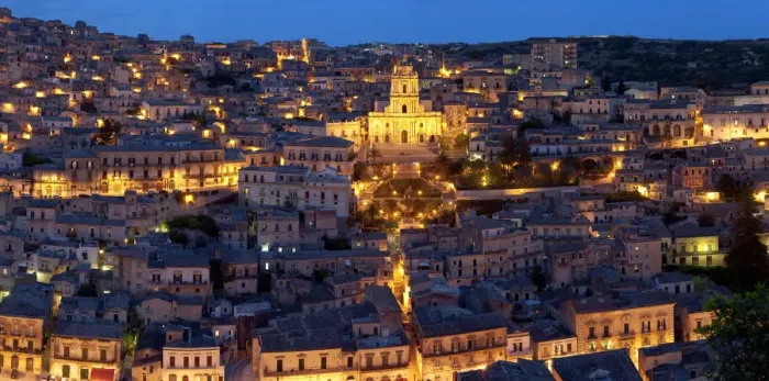 Framed Print : View over Modica & San Giorgio cathedral (Baroque style), Sicily, Italy Framed Print : View over Modica & San Giorgio cathedral (Baroque style), Sicily, Italy