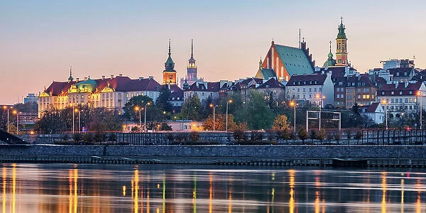 View over River Vistula towards The Old Town and Royal Castle at dusk, Warsaw, Masovian Voivodeship, Poland
