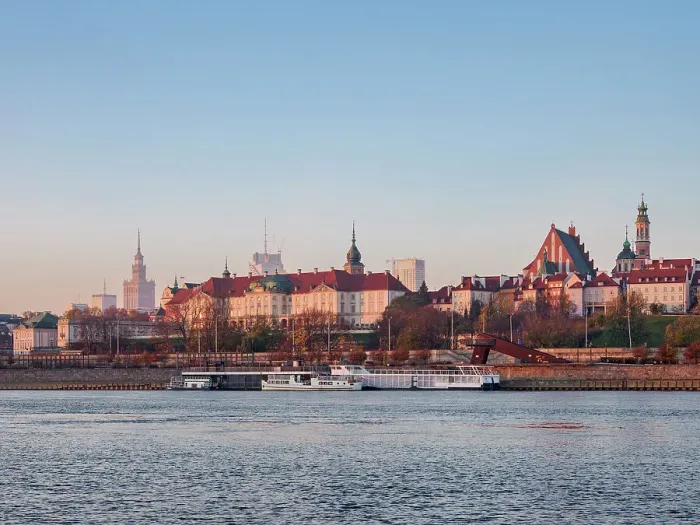 Framed Print : View over River Vistula towards The Old Town and Royal Castle at sunrise, Warsaw, Masovian Voivodeship, Poland Framed Print : View over River Vistula towards The Old Town and Royal Castle at sunrise, Warsaw, Masovian Voivodeship, Poland