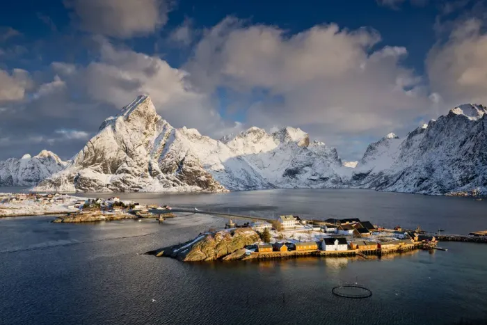 Framed Print : View over Sakrisoy in Winter, Lofoten Islands, Norway