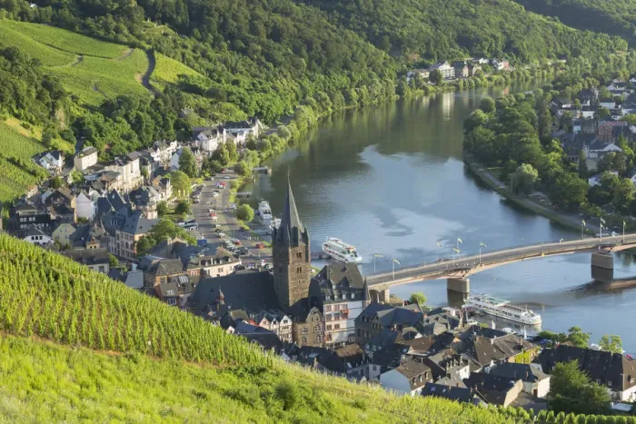 Framed Print : View of vineyards and River Moselle, Bernkastel-Kues, Rhineland-Palatinate, Germany