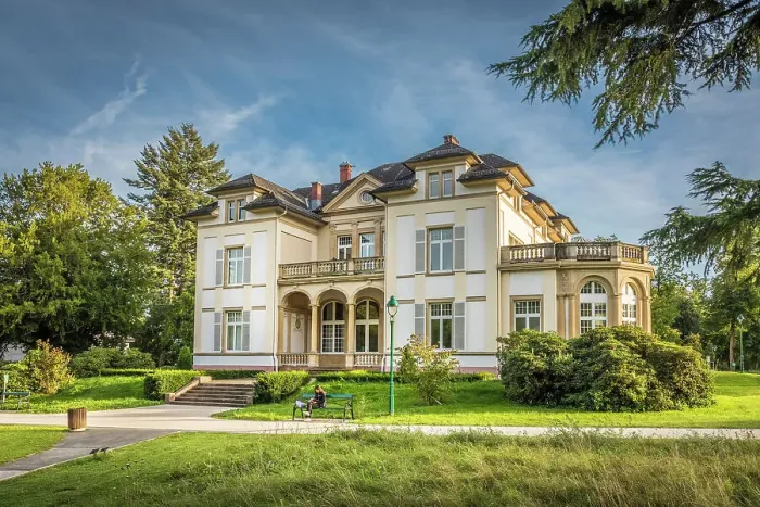 Framed Print : Villa Wertheimber in Gustavsgarten Park (part of the Landgravial Gardens) in Bad Homburg vor der Hoehe, Taunus, Hesse, Germany