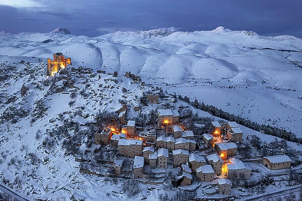 Village and the castle of Rocca Calascio covered with snow, Rocca Calascio, Gran Sasso e Monti della Laga National Park, Apennines, L'Aquila province, Abruzzo region, Italy