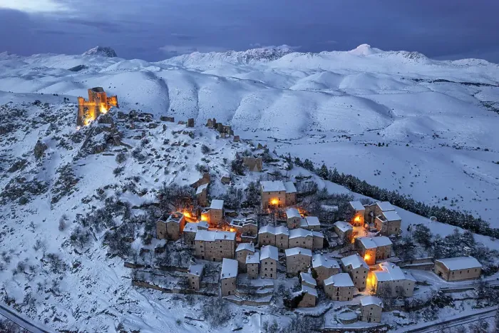 Framed Print : Village and the castle of Rocca Calascio covered with snow, Rocca Calascio, Gran Sasso e Monti della Laga National Park, Apennines, L'Aquila province, Abruzzo region, Italy