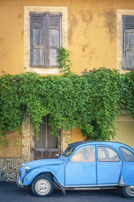 Framed Print : Vintage blue Citroen 2cv parked in front of a house in Castellet, Vaucluse Framed Print : Vintage blue Citroen 2cv parked in front of a house in Castellet, Vaucluse