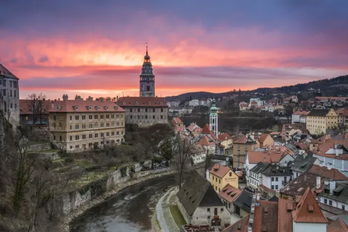 Framed Print : Vltava River by State Castle and Chateau Cesky Krumlov in town at sunrise, UNESCO, Cesky Krumlov, South Bohemian Region, Czech Republic Framed Print : Vltava River by State Castle and Chateau Cesky Krumlov in town at sunrise, UNESCO, Cesky Krumlov, South Bohemian Region, Czech Republic