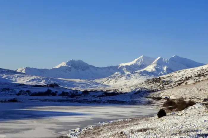 Framed Print : Wales, Gwynedd, Snowdonia. View over the frozen Llyn Mymbyr towards the Snowdon Horseshoe Framed Print : Wales, Gwynedd, Snowdonia. View over the frozen Llyn Mymbyr towards the Snowdon Horseshoe