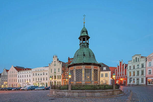 Wasserkunst in Old Town at twilight, Wismar, UNESCO, Nordwestmecklenburg, Mecklenburg-Western Pomerania, Germany
