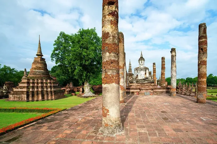 Framed Print : Wat Mahathat buddhist temple at springtime, Sukhothai Historical Park, Sukhothai, Thailand Framed Print : Wat Mahathat buddhist temple at springtime, Sukhothai Historical Park, Sukhothai, Thailand