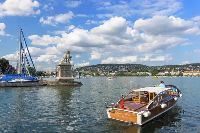 Framed Print : Water taxi on Lake Zurich, Zurich, Switzerland