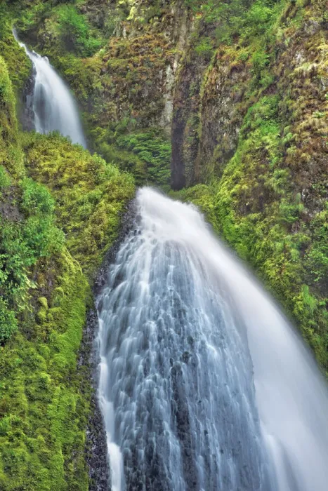 Framed Print : Waterfall Wahkeena Falls in Pacific rainforest - USA, Oregon, Multnomah