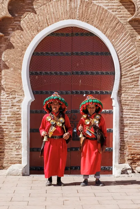 Framed Print : Watersellers in front of iconic door, Marrakech, Morocco