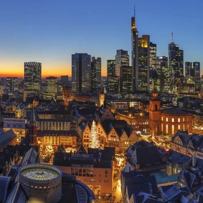 Framed Print : Weihnachtsmarkt auf dem Romer mit Schirn Kunsthalle und Skyline von Frankfurt am Main, Hessen, Deutschland Framed Print : Weihnachtsmarkt auf dem Romer mit Schirn Kunsthalle und Skyline von Frankfurt am Main, Hessen, Deutschland