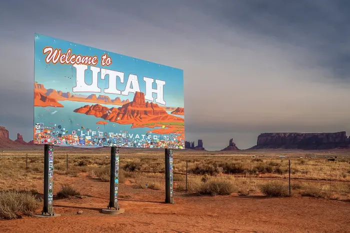 Framed Print : Welcome to Utah sign along US Highway 163, Utah / Arizona border, USA Framed Print : Welcome to Utah sign along US Highway 163, Utah / Arizona border, USA