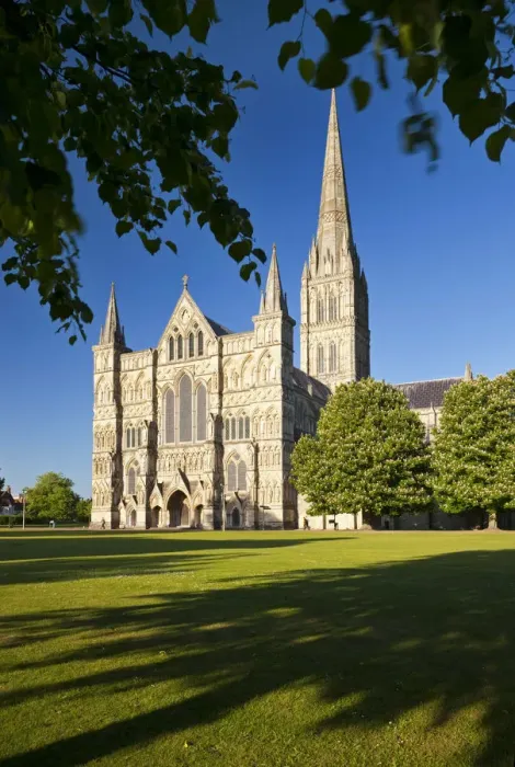 Framed Print : The West Front of Salisbury Cathedral from Cathedral Close, Salisbury, Wiltshire, England Framed Print : The West Front of Salisbury Cathedral from Cathedral Close, Salisbury, Wiltshire, England