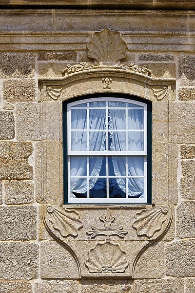 Window of the Solar dos Noronhas Manor House, 17th century. The current manor house was built on the site and on primitive ruins. According to tradition, King Dom Dinis stayed there in 1310